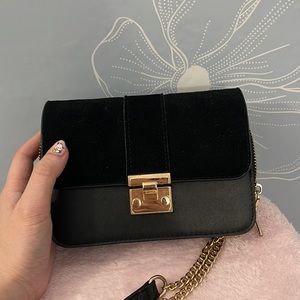 Chic black crossbody gold chain